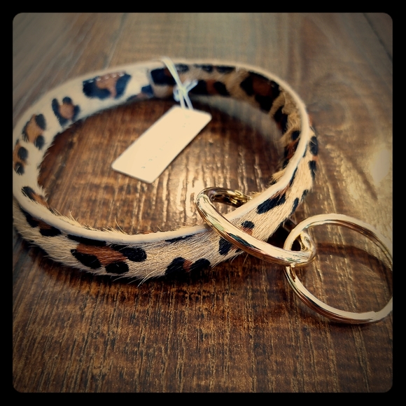 Accessories - Leopard Faux Fur Bangle Keyring